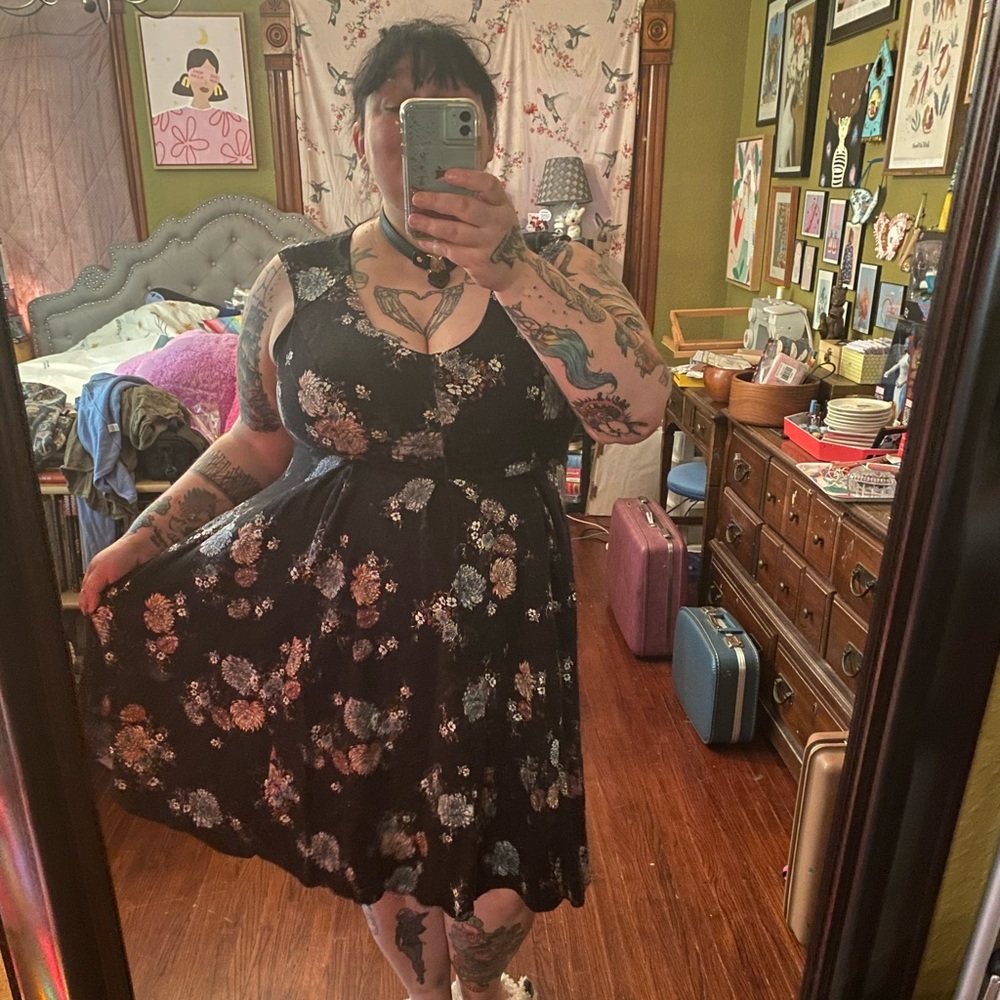 Floral print pleated v-neck dress